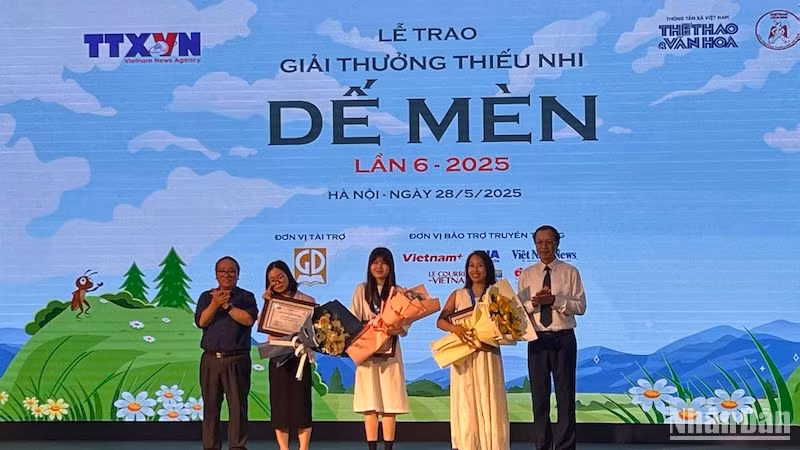 Đại diện Ban tổ chức trao giải cho các giả của 3 tác phẩm truyện nhận giải Khát vọng Dế Mèn. Cả 3 cuốn đều do Nhà xuất bản Kim Đồng ấn hành. Đại diện Ban tổ chức trao giải cho các giả của 3 tác phẩm truyện nhận giải Khát vọng Dế Mèn. Cả 3 cuốn đều do Nhà xuất bản Kim Đồng ấn hành.