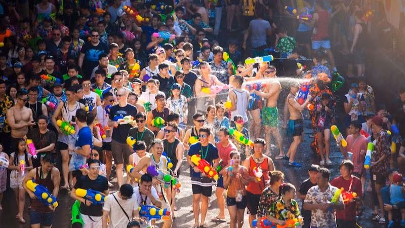 Lễ hội té nước Songkran nổi tiếng của Thái Lan. Lễ hội té nước Songkran nổi tiếng của Thái Lan.