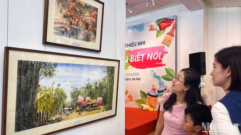 Một số tác phẩm của thiếu nhi gây ấn tượng mạnh với ý tưởng, bố cục, cách phối màu... chuyên nghiệp và có chiều sâu.