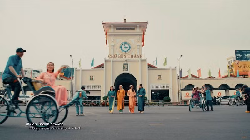 Chuyến du hành bằng điện ảnh dẫn dắt người xem bước qua các chiều không gian và thời gian khác nhau, qua những biểu tượng văn hóa, lịch sử và kiến trúc đặc sắc của Thành phố Hồ Chí Minh. Chuyến du hành bằng điện ảnh dẫn dắt người xem bước qua các chiều không gian và thời gian khác nhau, qua những biểu tượng văn hóa, lịch sử và kiến trúc đặc sắc của Thành phố Hồ Chí Minh.