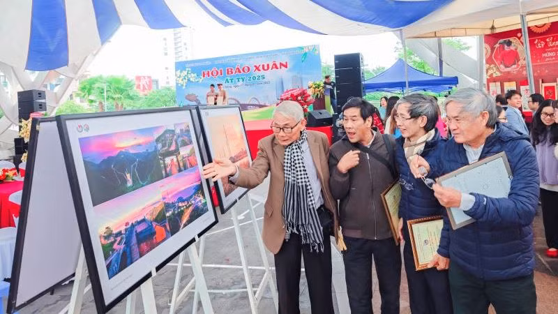 Công chúng tham quan triển lãm ảnh tại Hội báo Xuân Đà Nẵng 2025.