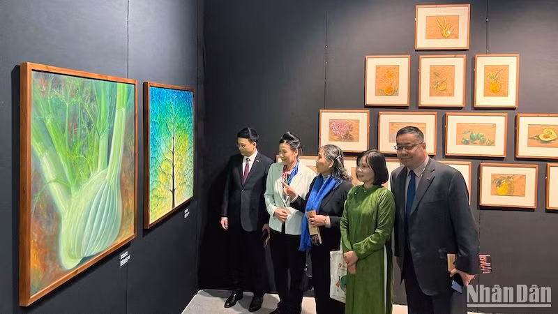 Phần lớn tác phẩm thể hiện hình ảnh và màu sắc của thiên nhiên.