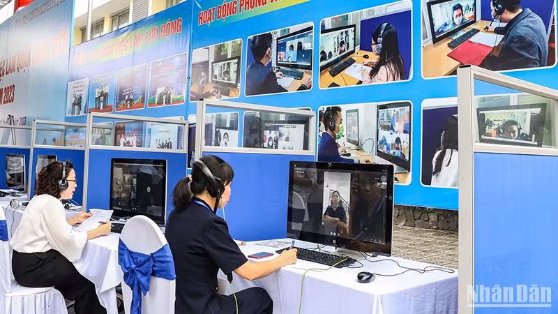 Phỏng vấn người lao động trực tuyến tại phiên giao dịch việc làm quận Long Biên, Hà Nội, tháng 5/2023. (Ảnh: NAM NGUYỄN) Phỏng vấn người lao động trực tuyến tại phiên giao dịch việc làm quận Long Biên, Hà Nội, tháng 5/2023. (Ảnh: NAM NGUYỄN)