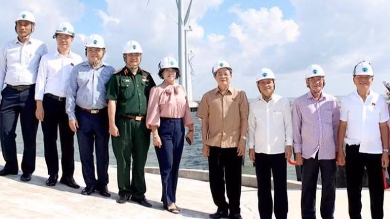 Phó Chủ tịch Quốc hội Nguyễn Đức Hải và các đại biểu thăm một số dự án điện gió của tỉnh Bạc Liêu.