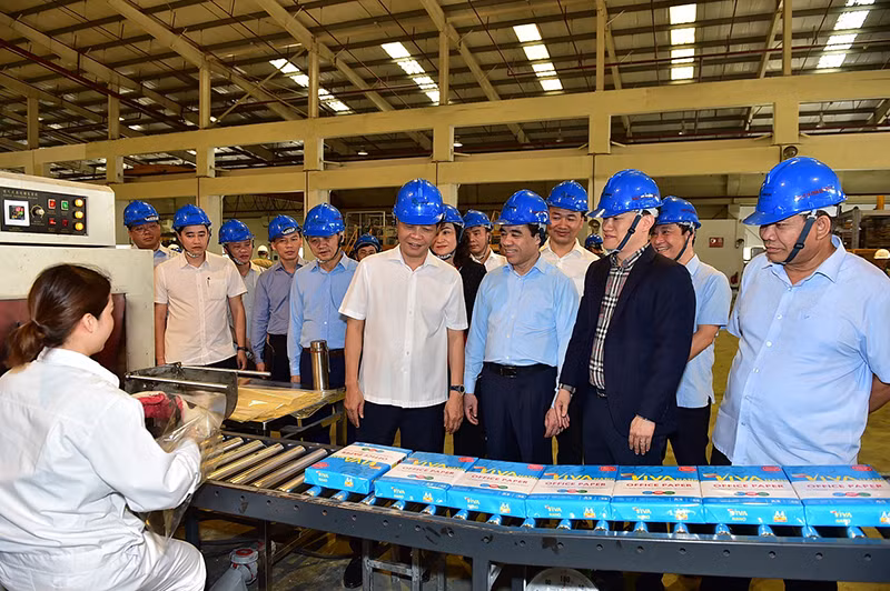 Đoàn công tác thăm dây chuyền sản xuất của Công ty cổ phần giấy An Hòa, xã Vĩnh Lợi, huyện Sơn Dương (Tuyên Quang).