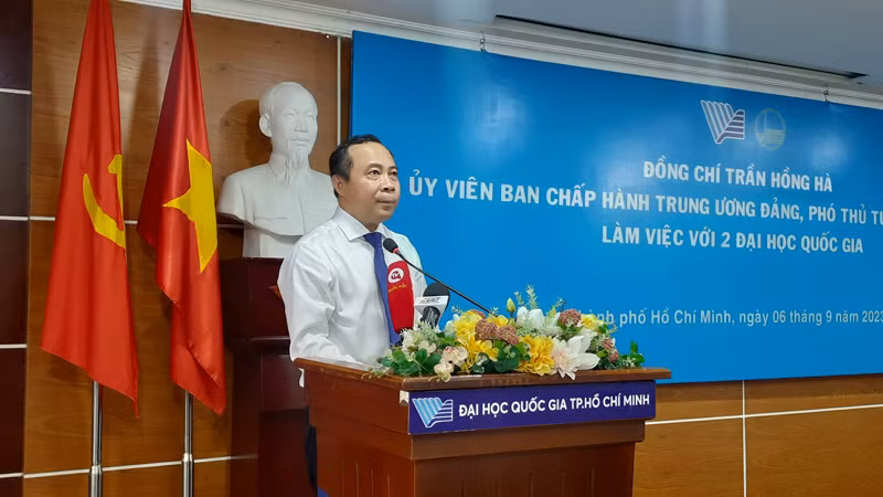 Phó Giáo sư, Tiến sĩ Vũ Hải Quân, Giám đốc Đại học Quốc gia Thành phố Hồ Chí Minh phát biểu tại buổi làm việc. Phó Giáo sư, Tiến sĩ Vũ Hải Quân, Giám đốc Đại học Quốc gia Thành phố Hồ Chí Minh phát biểu tại buổi làm việc.