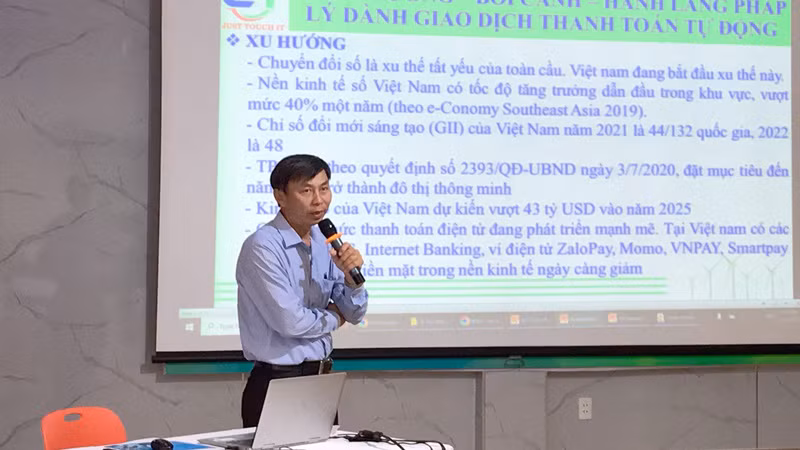 Tiến sĩ Võ Đình Tùng, giảng viên Trường đại học Công nghệ Thành phố Hồ Chí Minh, phát biểu tại hội thảo.