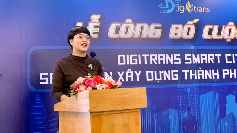 Phó Giám đốc Vườn ươm Doanh nghiệp Công nghệ cao Phan Thị Thùy Ly phát biểu công bố cuộc thi và các chương trình hỗ trợ.