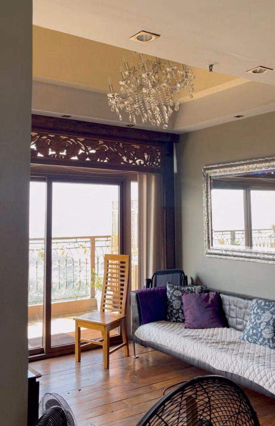 Đèn chùm trong một ngôi nhà tại thủ đô Manila rung lắc khi xảy ra động đất. Người dân tại nhiều khu vực khác ở Philippines, trong đó có thủ đô Manila, có thể cảm thấy những rung chấn mạnh sau động đất. (Ảnh chụp màn hình của video trên mạng xã hội. Nguồn: Reuters)