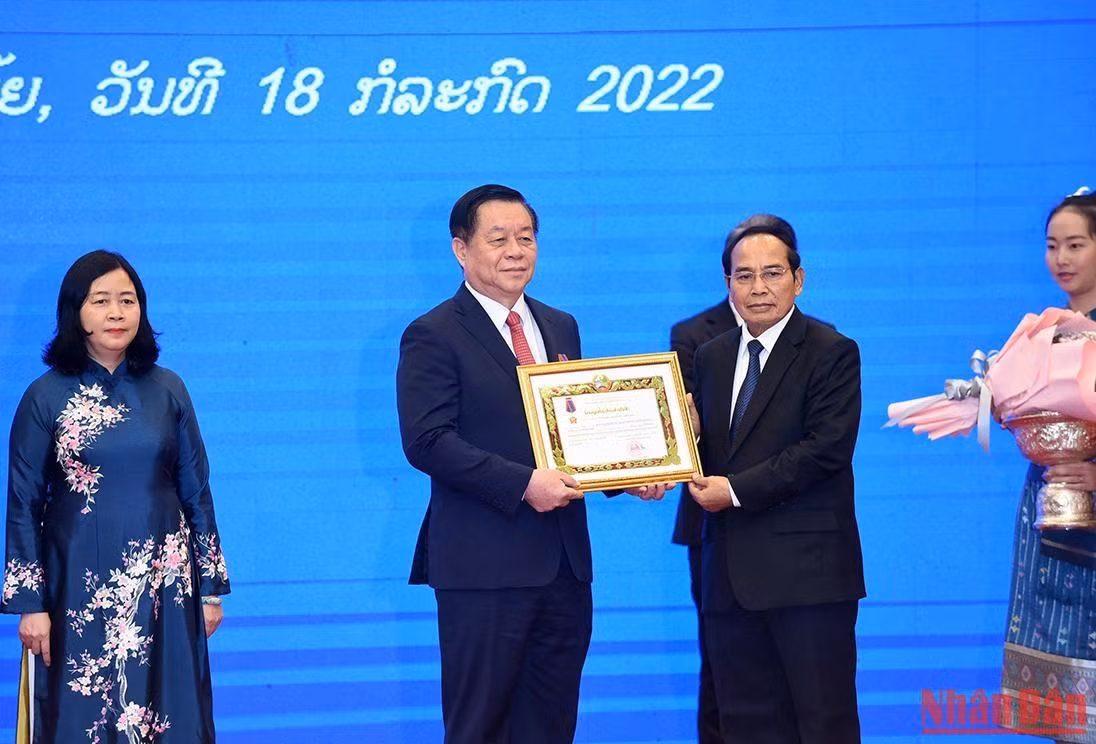 Đồng chí Bounthong Chitmany, Ủy viên Bộ Chính trị, Thường trực Ban Bí thư, Phó Chủ tịch nước Lào trao Huân chương Tự do hạng Nhất của Lào cho đồng chí Nguyễn Trọng Nghĩa, Bí thư Trung ương Đảng, Trưởng Ban Tuyên giáo Trung ương. Đồng chí Bounthong Chitmany, Ủy viên Bộ Chính trị, Thường trực Ban Bí thư, Phó Chủ tịch nước Lào trao Huân chương Tự do hạng Nhất của Lào cho đồng chí Nguyễn Trọng Nghĩa, Bí thư Trung ương Đảng, Trưởng Ban Tuyên giáo Trung ương.