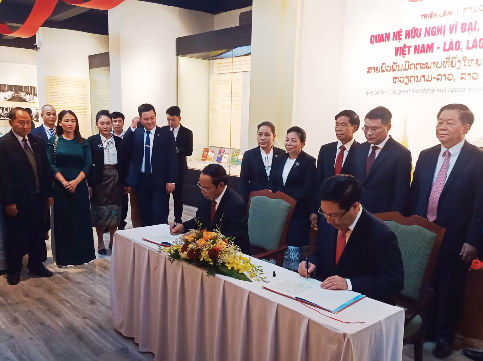 Triển lãm về quan hệ hữu nghị, đoàn kết đặc biệt Việt Nam-Lào ảnh 1 Triển lãm về quan hệ hữu nghị, đoàn kết đặc biệt Việt Nam-Lào ảnh 1