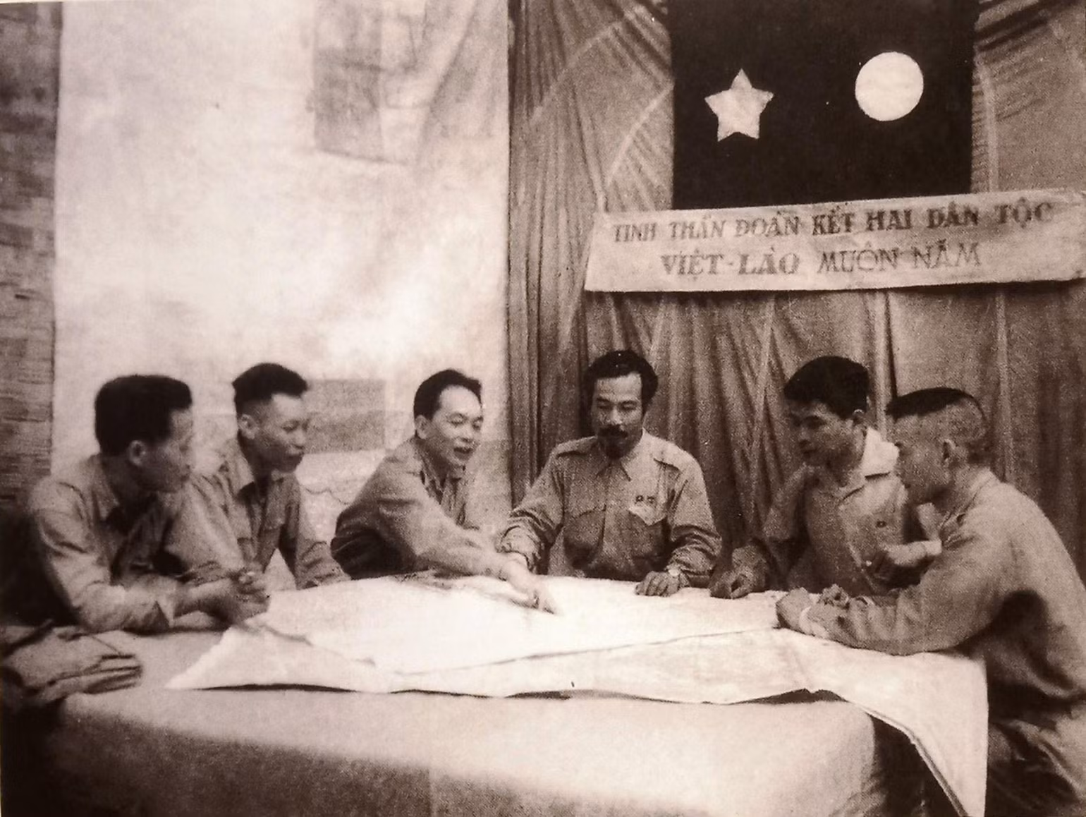 Triển lãm về quan hệ hữu nghị, đoàn kết đặc biệt Việt Nam-Lào ảnh 4 Triển lãm về quan hệ hữu nghị, đoàn kết đặc biệt Việt Nam-Lào ảnh 4