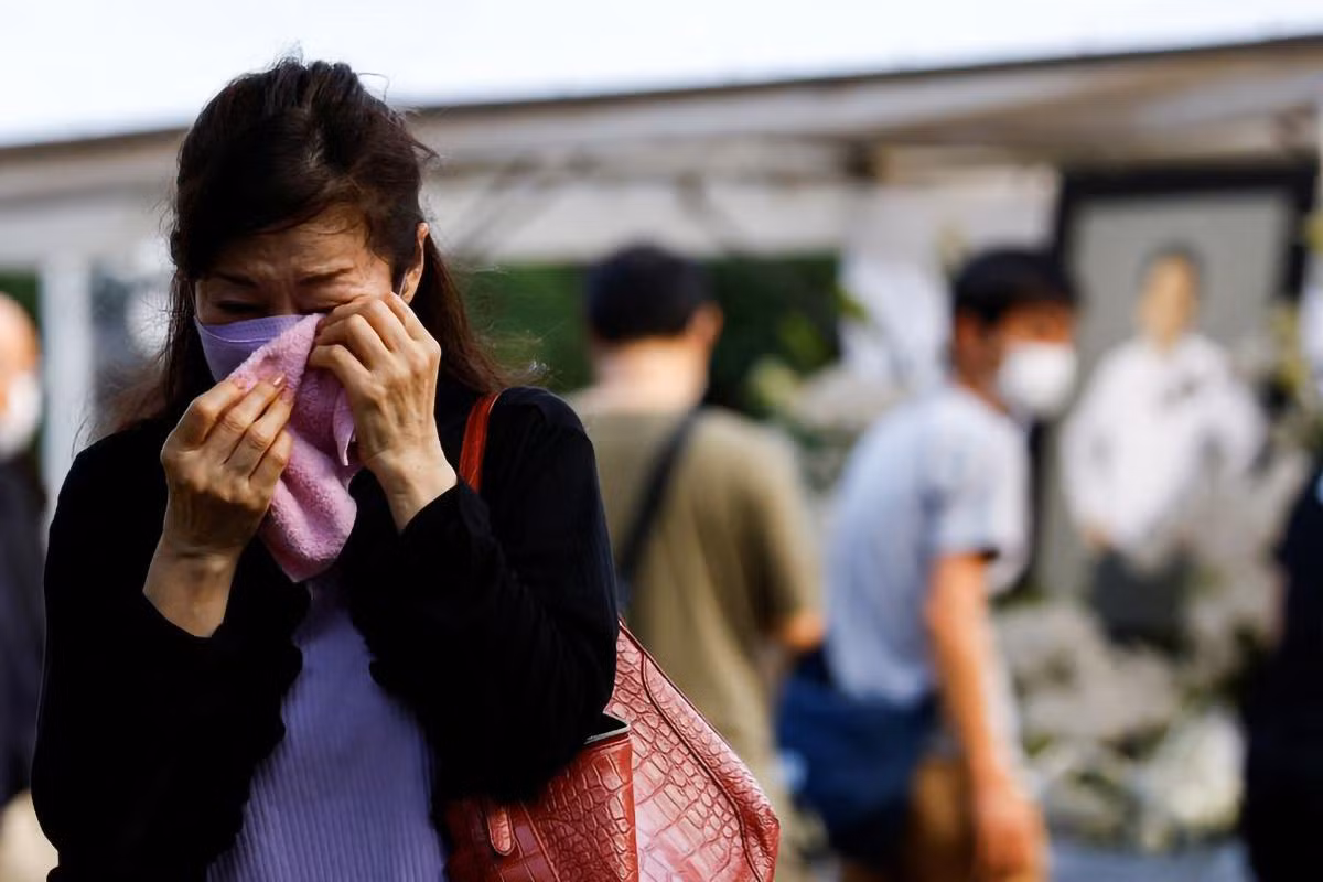 Người phụ nữ lau nước mắt khi tới viếng ông Abe, ngày 11/7. (Ảnh: Reuters)