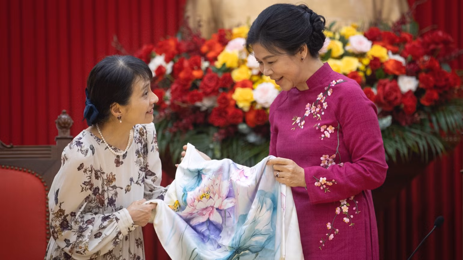 Phu nhân Ngô Phương Ly tặng phu nhân Ishiba Yoshiko khăn lụa có in hình hoa sen và hoa cúc. (Ảnh: SƠN TÙNG) Phu nhân Ngô Phương Ly tặng phu nhân Ishiba Yoshiko khăn lụa có in hình hoa sen và hoa cúc. (Ảnh: SƠN TÙNG)