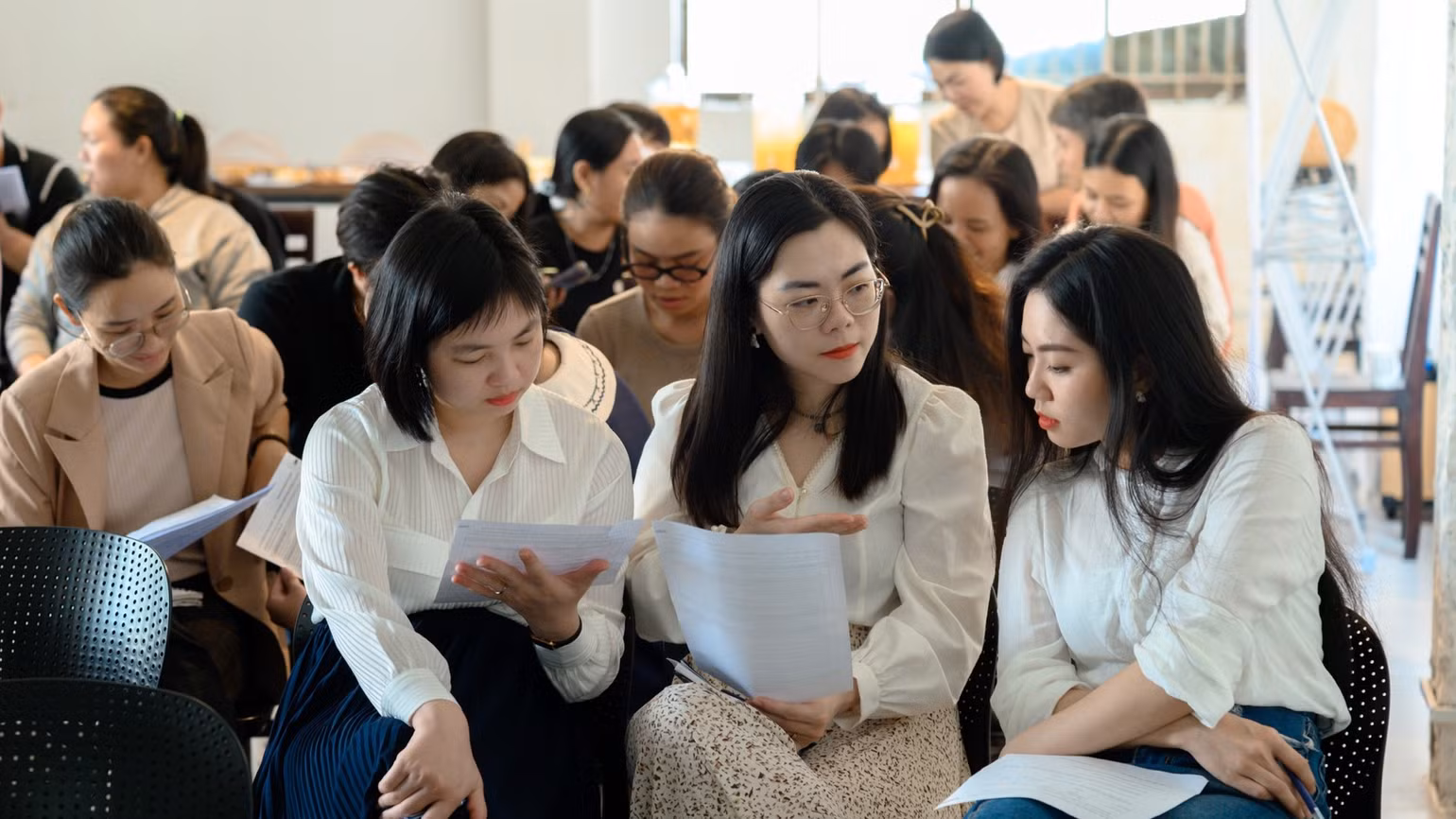 Các thành viên tham gia LeadHerShip bàn luận sôi nổi về một chủ đề liên quan tài chính.