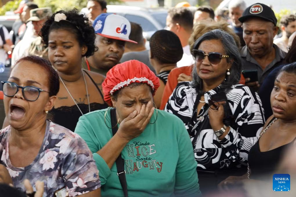 Người dân tập trung gần hiện trường vụ sập mái hộp đêm tại Santo Domingo, Cộng hòa Dominica. (Ảnh: Tân Hoa xã) Người dân tập trung gần hiện trường vụ sập mái hộp đêm tại Santo Domingo, Cộng hòa Dominica. (Ảnh: Tân Hoa xã)
