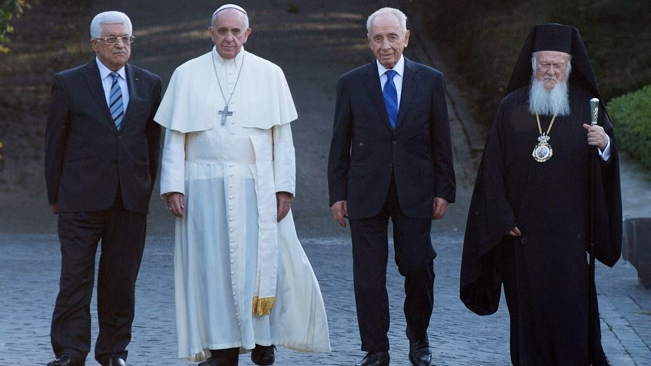 Giáo hoàng Francis, Tổng thống Israel Shimon Peres và Tổng thống Palestine Mahmoud Abbas, cùng với Thượng phụ Đại kết Bartholomew I vào ngày 8/6/2014. (Ảnh: Vatican media)