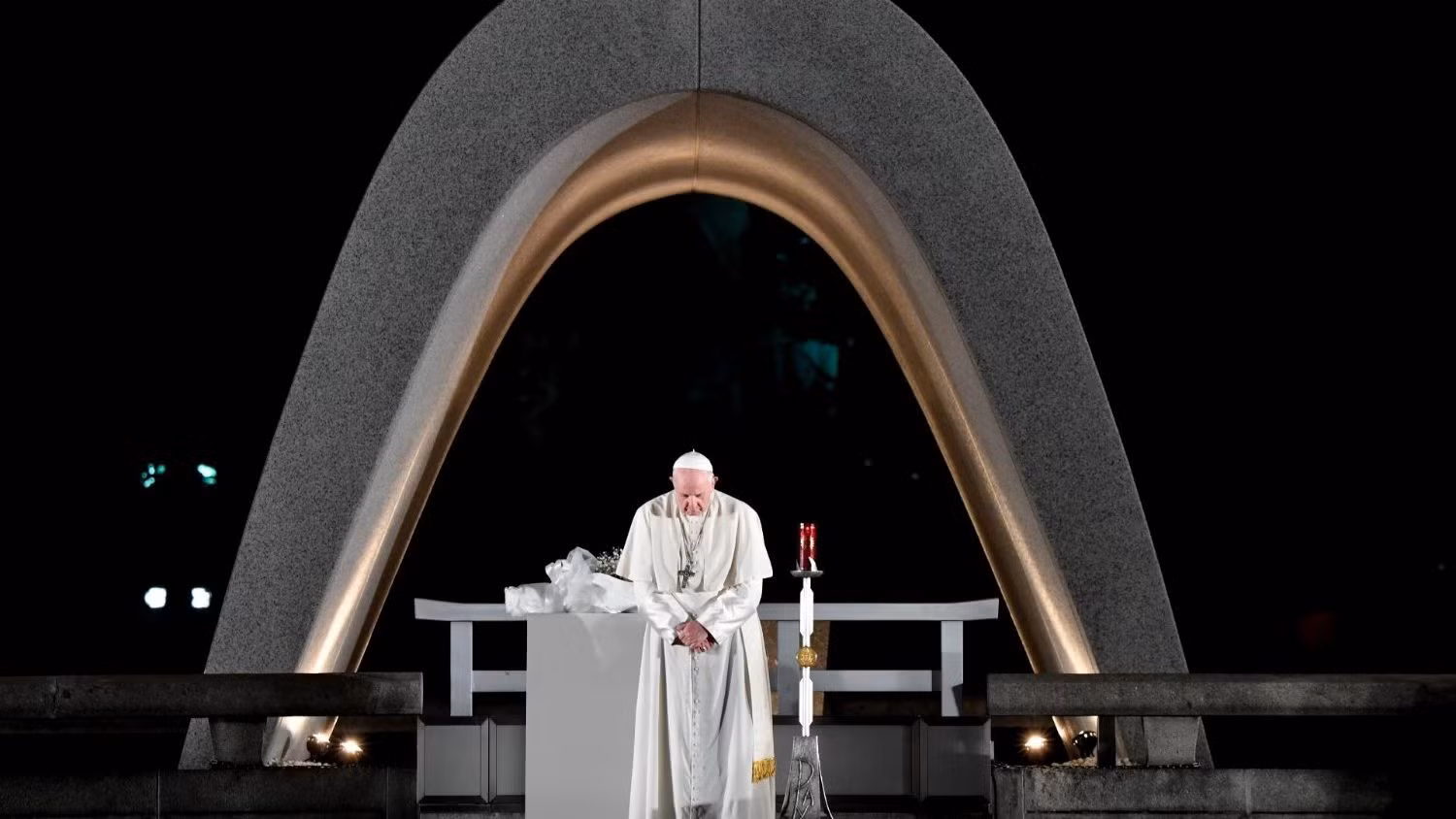 Giáo hoàng Francis cầu nguyện tại Công viên trung tâm vụ nổ bom nguyên tử ở Nagasaki, Nhật Bản. (Ảnh: Vatican Media)