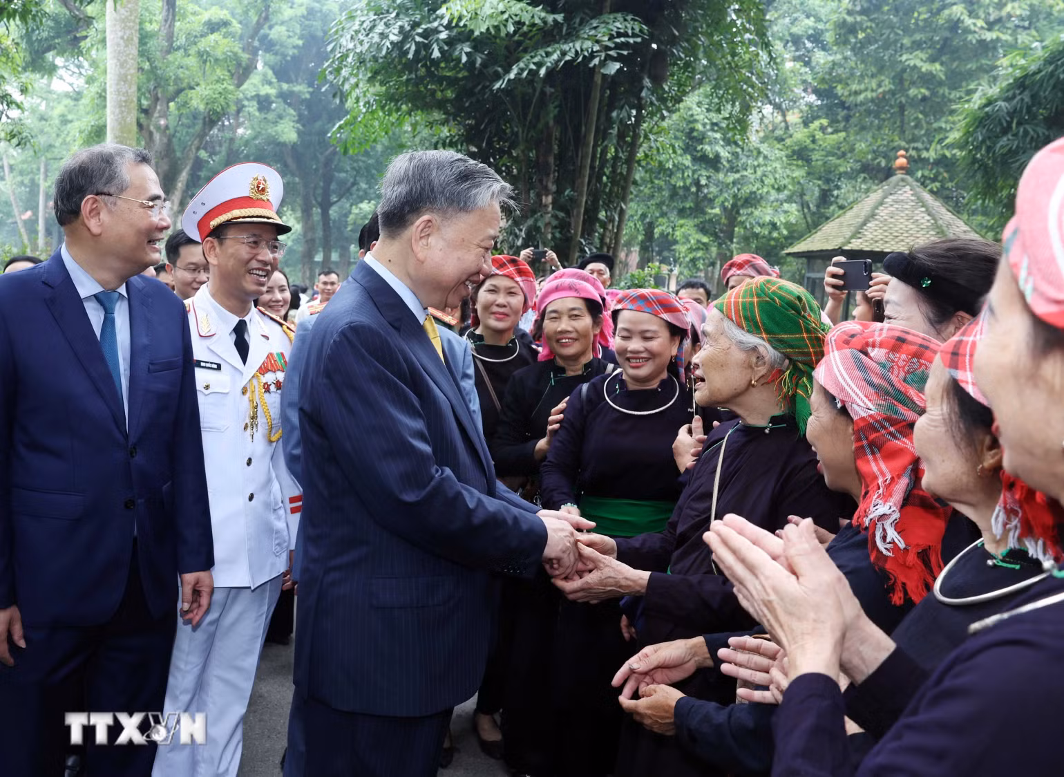 Chủ tịch nước Tô Lâm với nhân dân tại Khu Di tích Chủ tịch Hồ Chí Minh trong Phủ Chủ tịch.