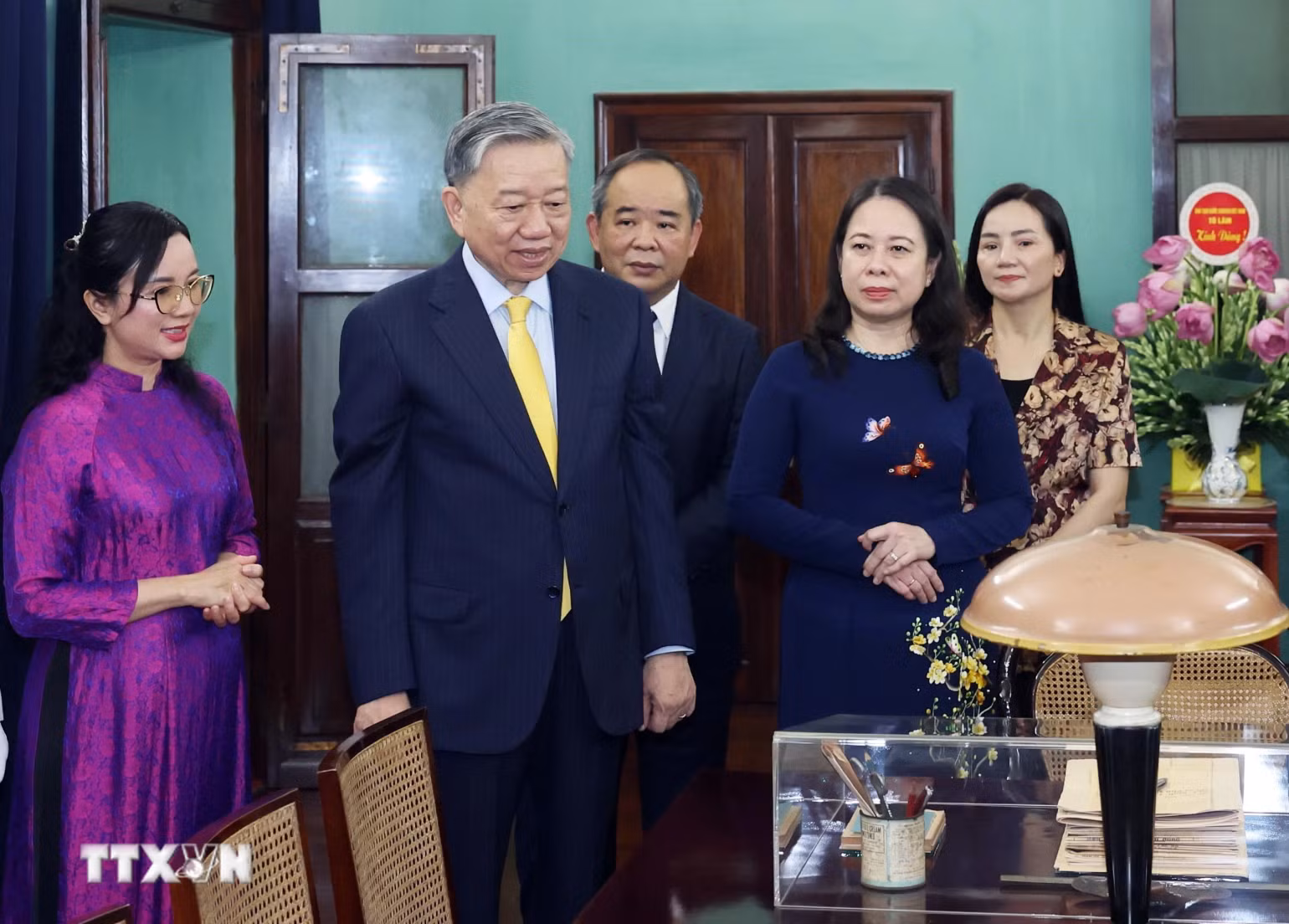 Chủ tịch nước Tô Lâm nói chuyện với cán bộ Khu Di tích Chủ tịch Hồ Chí Minh trong Phủ Chủ tịch.