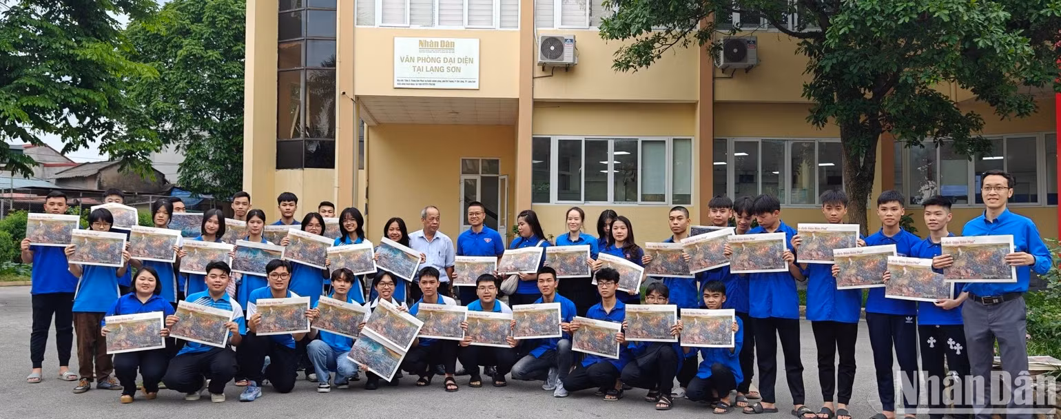 Đông đảo học sinh, sinh viên trên địa bàn Lạng Sơn đón nhận ấn phẩm đặc biệt bản tranh panorama “Chiến dịch Điện Biên Phủ”.
