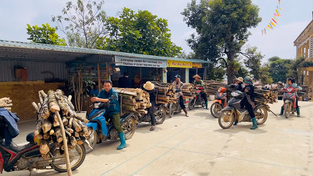 Phụ huynh đưa củi về bếp bán trú. (Ảnh: THANH SƠN) Phụ huynh đưa củi về bếp bán trú. (Ảnh: THANH SƠN)