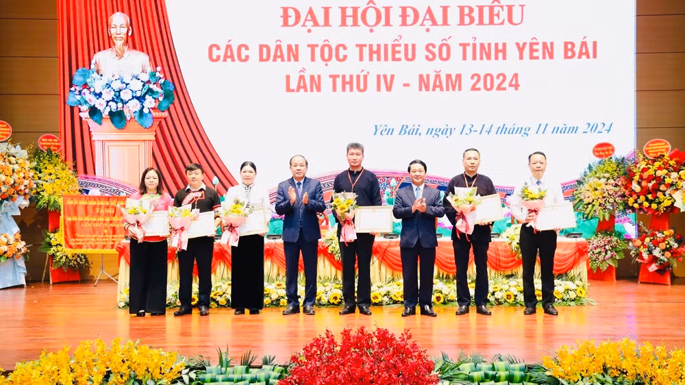 Các cá nhân được nhận Bằng khen của Ủy ban Dân tộc. (Ảnh: THANH SƠN)