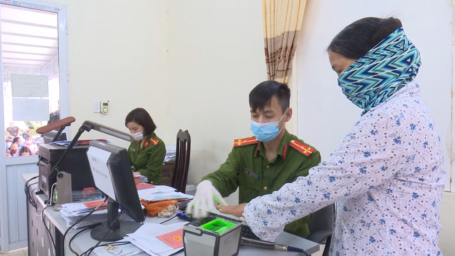 Công an huyện Thái Thụy (tỉnh Thái Bình) lấy dấu vân tay làm thẻ căn cước cho công dân. Công an huyện Thái Thụy (tỉnh Thái Bình) lấy dấu vân tay làm thẻ căn cước cho công dân.