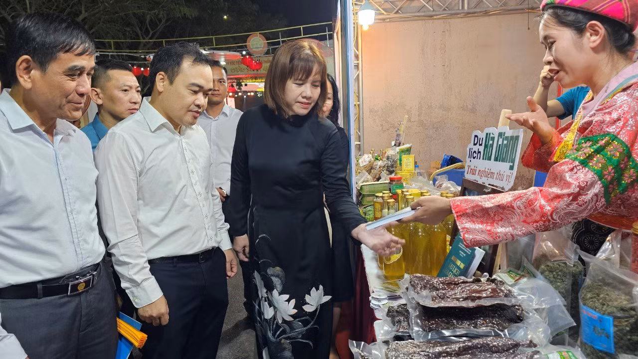Các đại biểu tham quan các gian hàng. Các đại biểu tham quan các gian hàng.