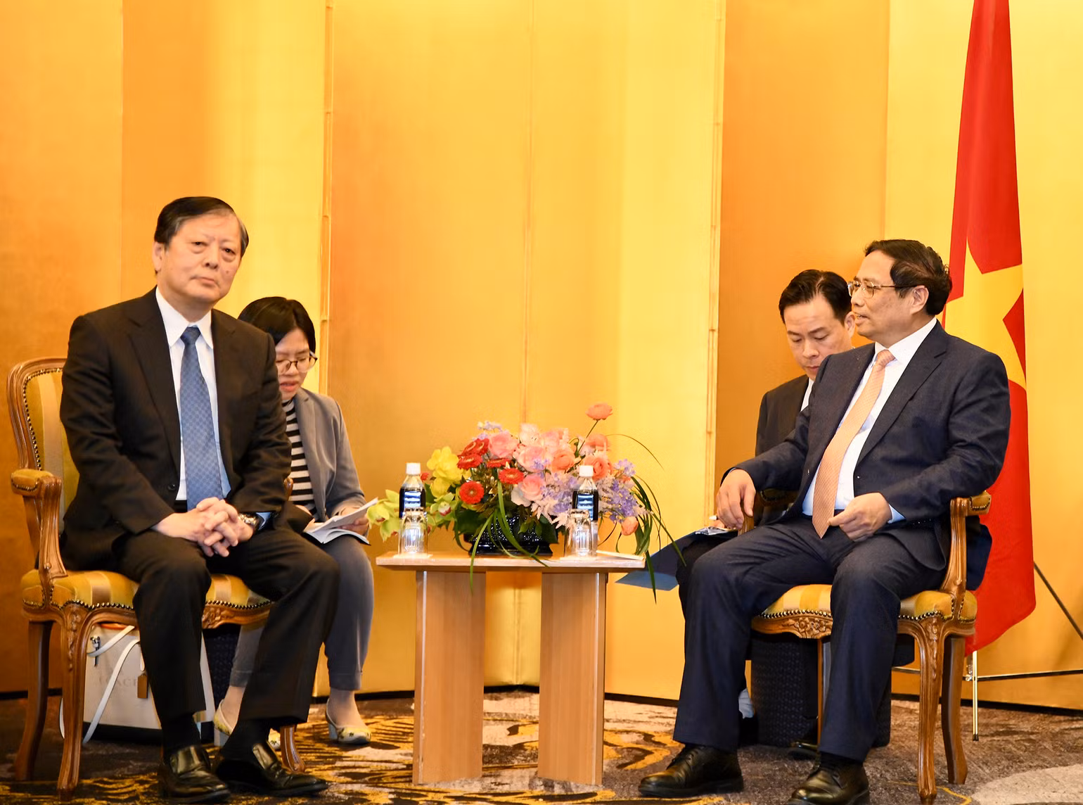 Thủ tướng Phạm Minh Chính và ông Susumu Nibuya, Phó Chủ tịch Thường trực, Giám đốc điều hành tập đoàn Idemitsu.