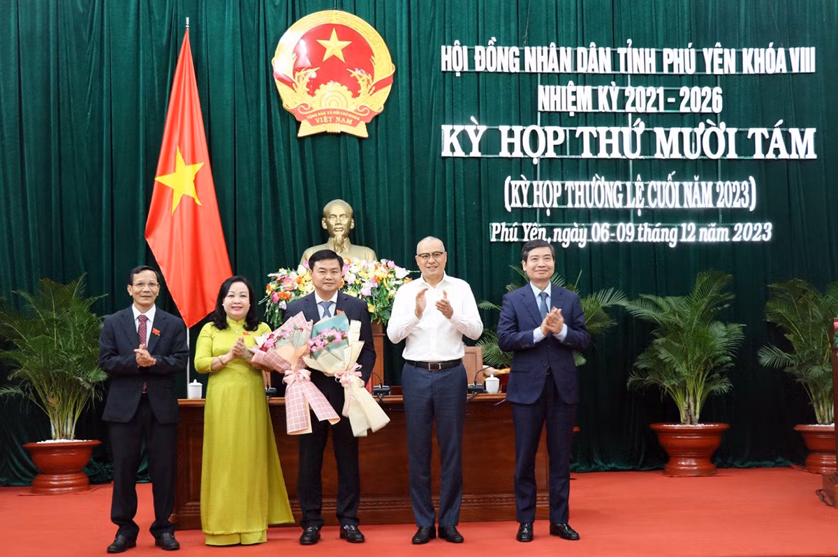 Lãnh đạo tỉnh tặng hoa chúc mừng đồng chí Đỗ Thái Phong vừa được bầu bổ sung chức danh Phó Chủ tịch HĐND tỉnh. Lãnh đạo tỉnh tặng hoa chúc mừng đồng chí Đỗ Thái Phong vừa được bầu bổ sung chức danh Phó Chủ tịch HĐND tỉnh.