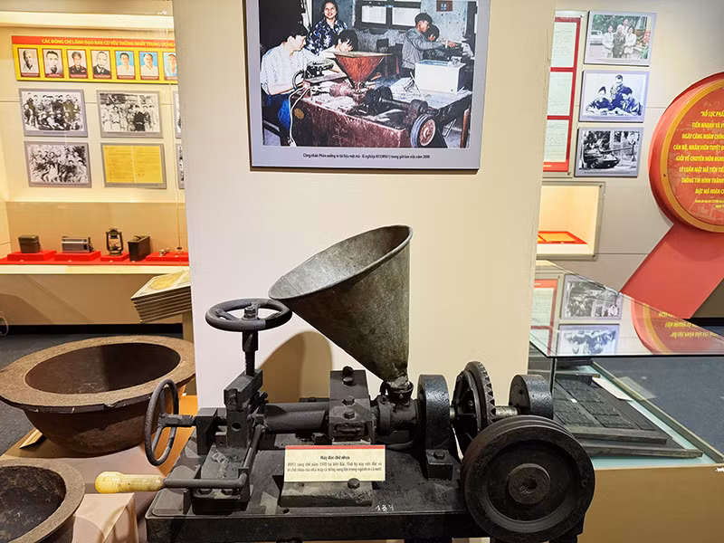 Máy đúc chữ nhựa M951 sáng chế năm 1970 tại Việt Bắc được trưng bày tại Bảo tàng ngành cơ yếu Việt Nam. Ảnh NGỌC ĐINH