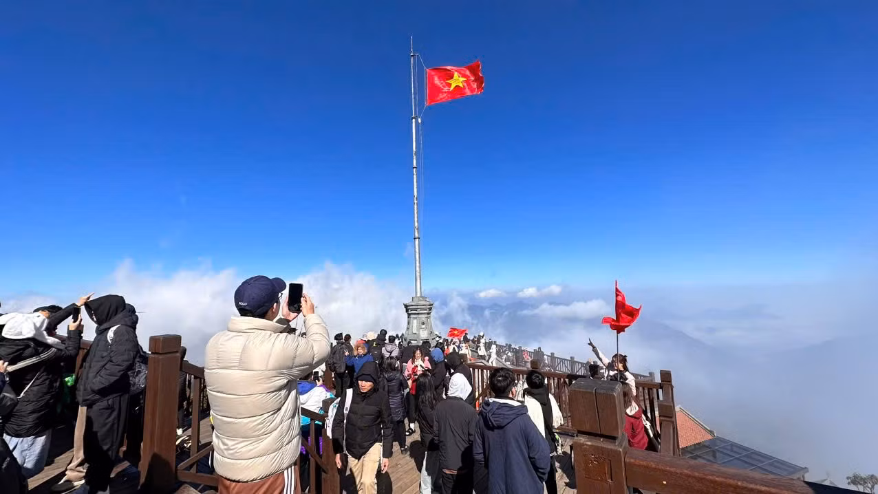 Du khách thích thú check-in với "nóc nhà Đông Dương" dịp Tết Nguyên đán. Du khách thích thú check-in với "nóc nhà Đông Dương" dịp Tết Nguyên đán.