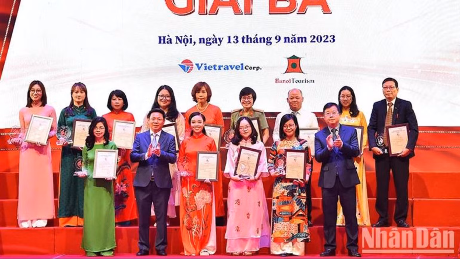 Nhóm tác giả đoạt giải Ba tại Giải Báo chí toàn quốc “Vì sự nghiệp phát triển Văn hóa, Thể thao và Du lịch” lần thứ nhất.