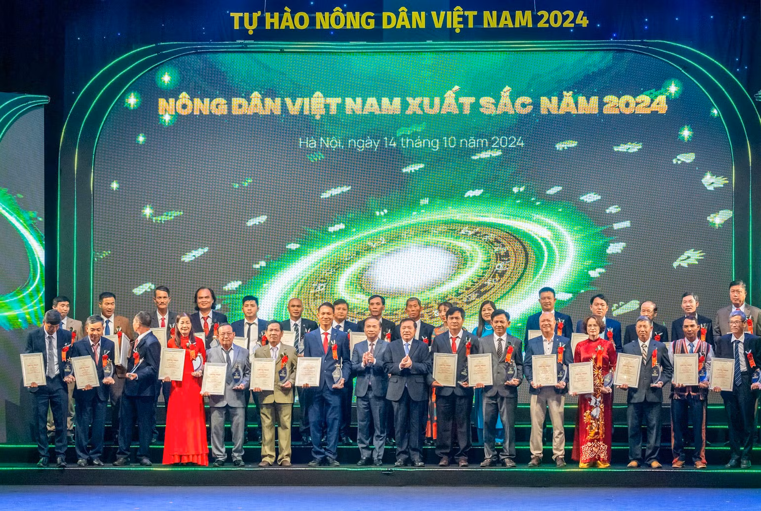 Trao Biểu trưng và Giấy chứng nhận cho các Hợp tác xã nông nghiệp tiêu biểu.