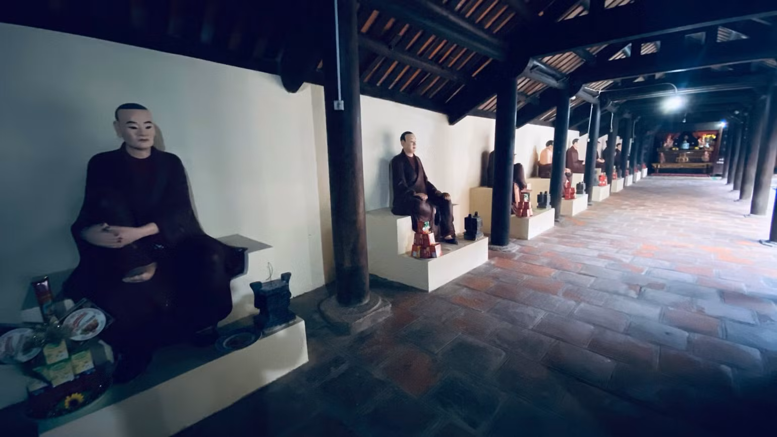 Tượng 18 vị La Hán ngồi trên bệ gạch.