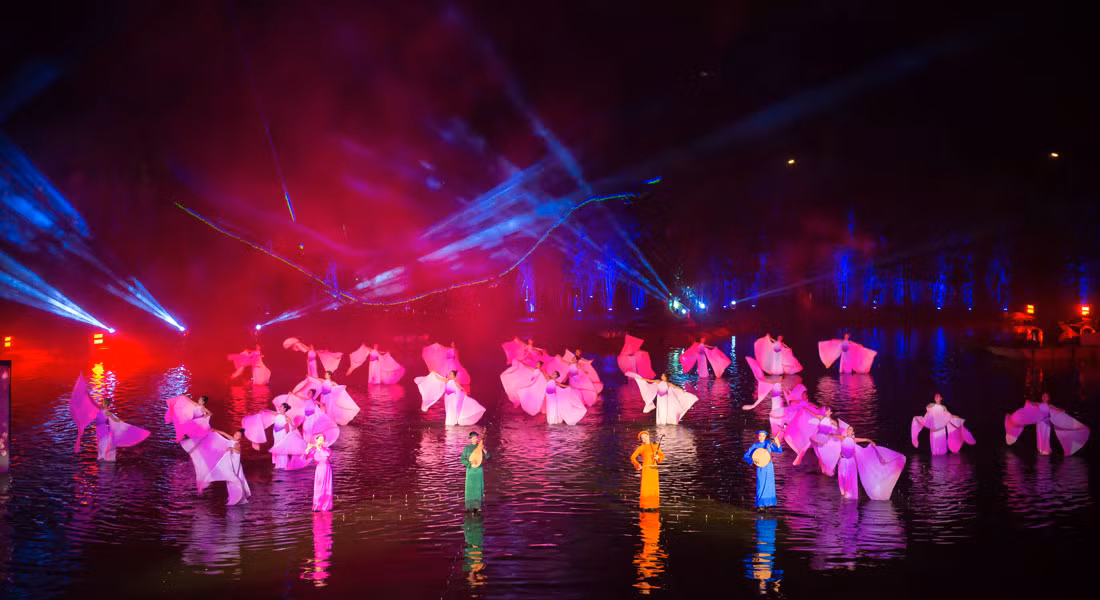 Phân cảnh nhạc họa sử dụng hiệu ứng 3D Mapping với trung tâm là 4 cô gái thể hiện các loại nhạc cụ truyền thống gồm: sáo, đàn tỳ bà, đàn nhị và đàn nguyệt. (Ảnh: Tinh hoa Bắc Bộ)