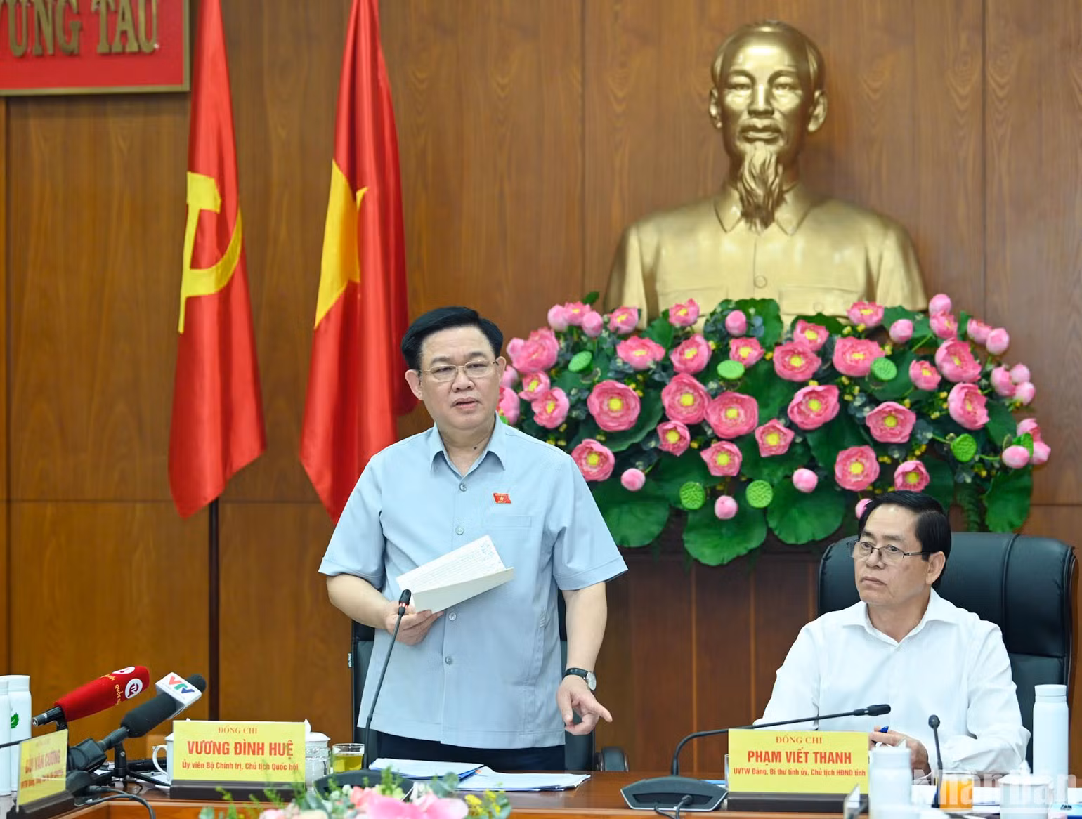 Chủ tịch Quốc hội Vương Đình Huệ phát biểu kết luận buổi làm việc. Chủ tịch Quốc hội Vương Đình Huệ phát biểu kết luận buổi làm việc.