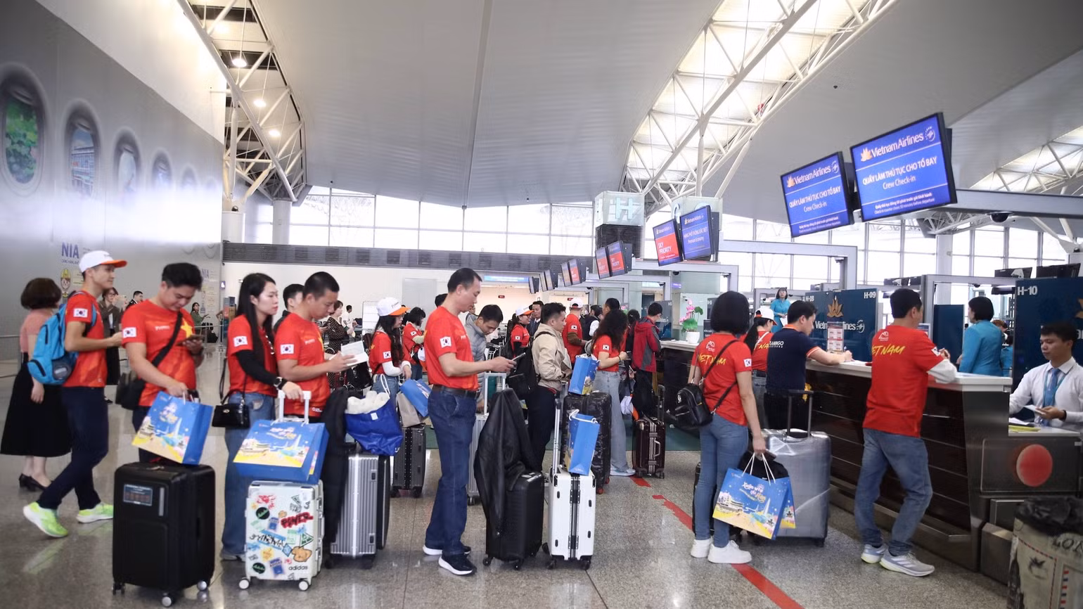 Đoàn khách Việt Nam khởi hành từ Hà Nội sang Seoul (Hàn Quốc) tham gia giải chạy kết hợp du lịch. Đoàn khách Việt Nam khởi hành từ Hà Nội sang Seoul (Hàn Quốc) tham gia giải chạy kết hợp du lịch.