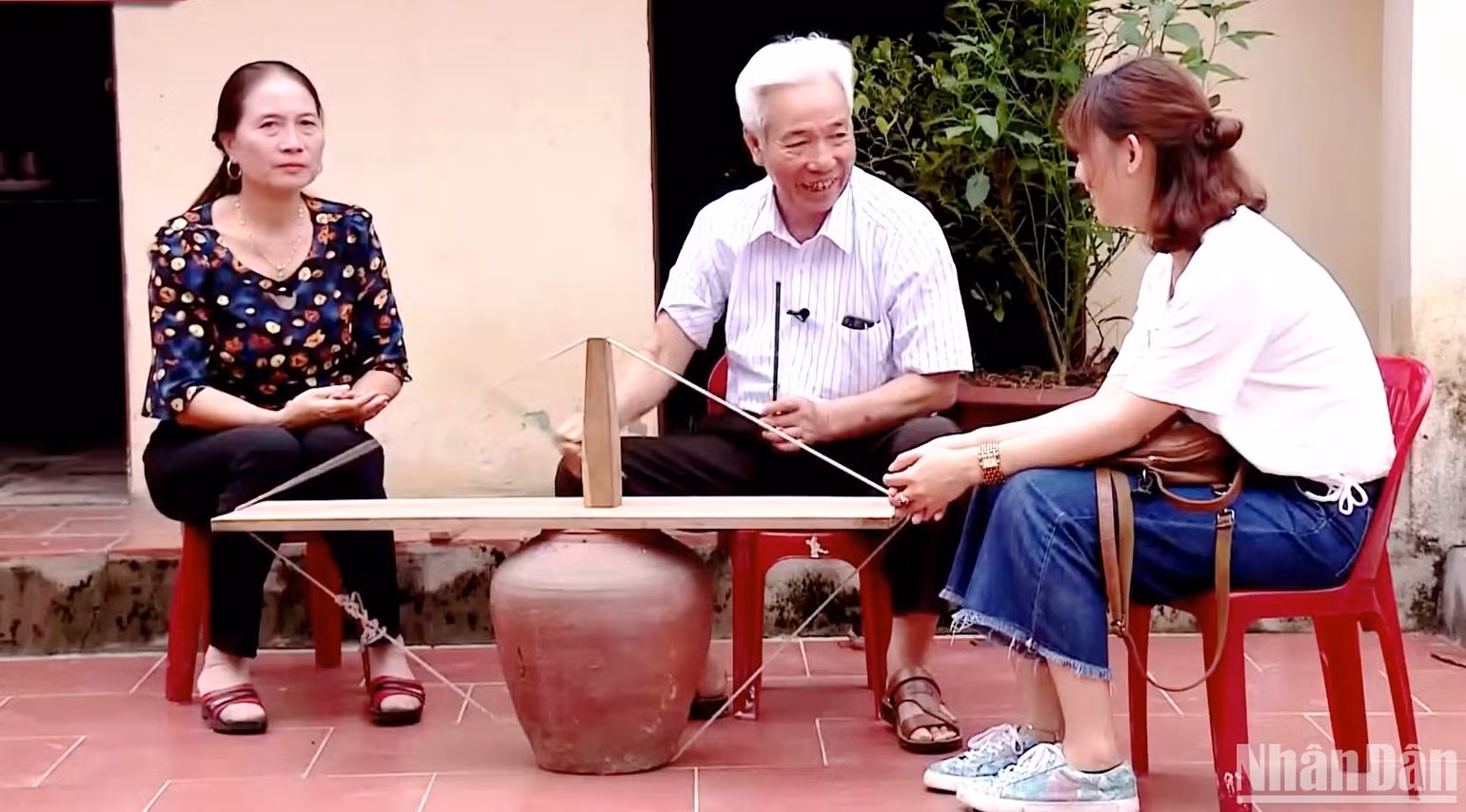 Ông Nguyễn Đình Lâu (giữa) nói về tiếng vang của trống sành. Ông Nguyễn Đình Lâu (giữa) nói về tiếng vang của trống sành.