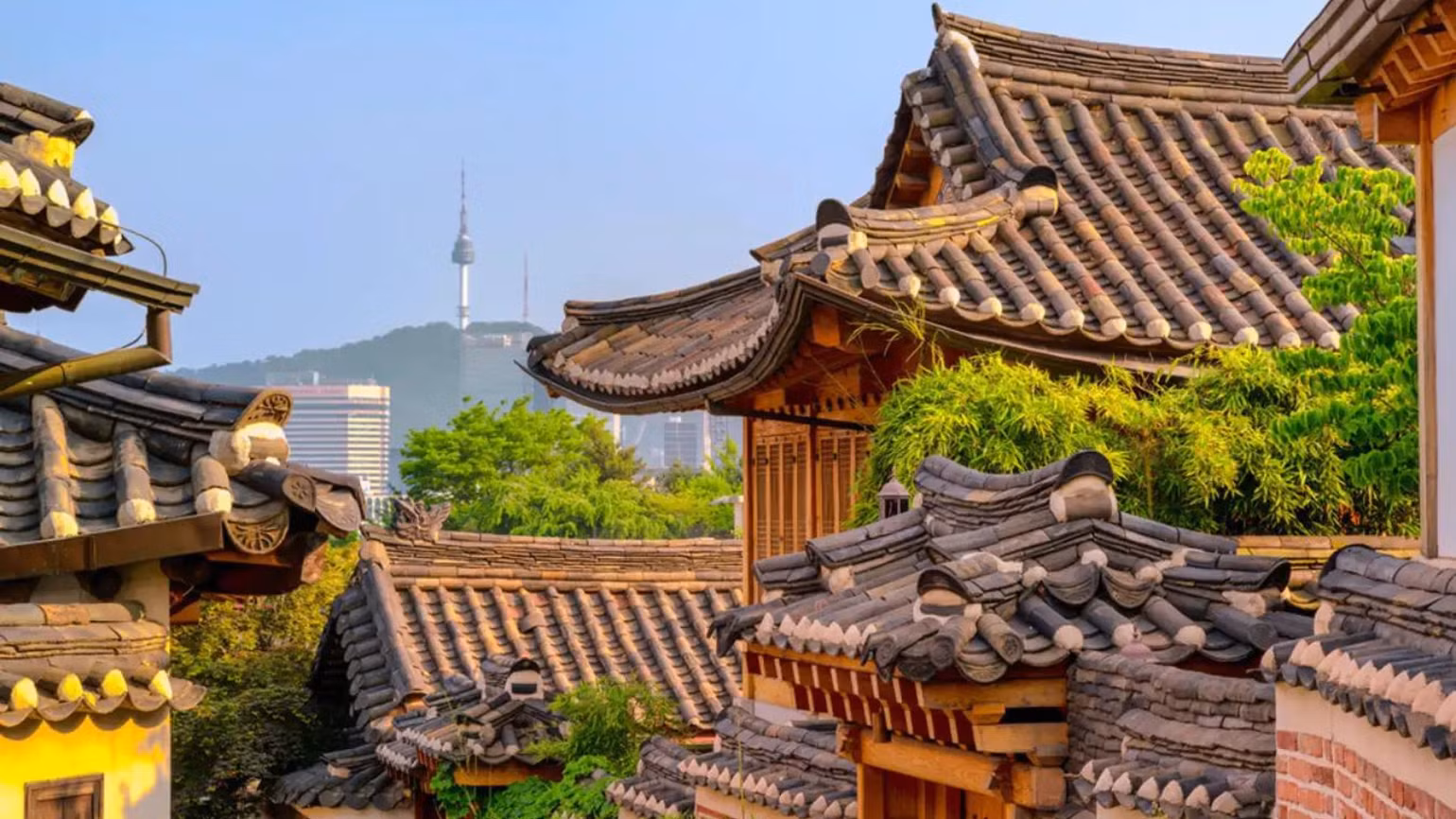 Làng Bukchon nằm trong lòng thủ đô Seoul. (Ảnh: Traveloka) Làng Bukchon nằm trong lòng thủ đô Seoul. (Ảnh: Traveloka)