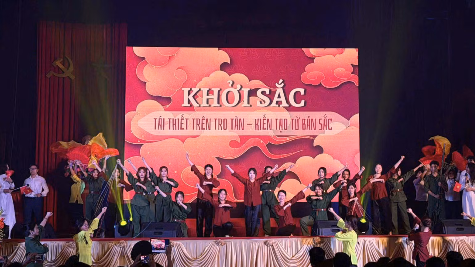 Khán giả được sống lại trong những thời khắc lịch sử trong đêm nhạc "Khúc tráng ca hòa bình".