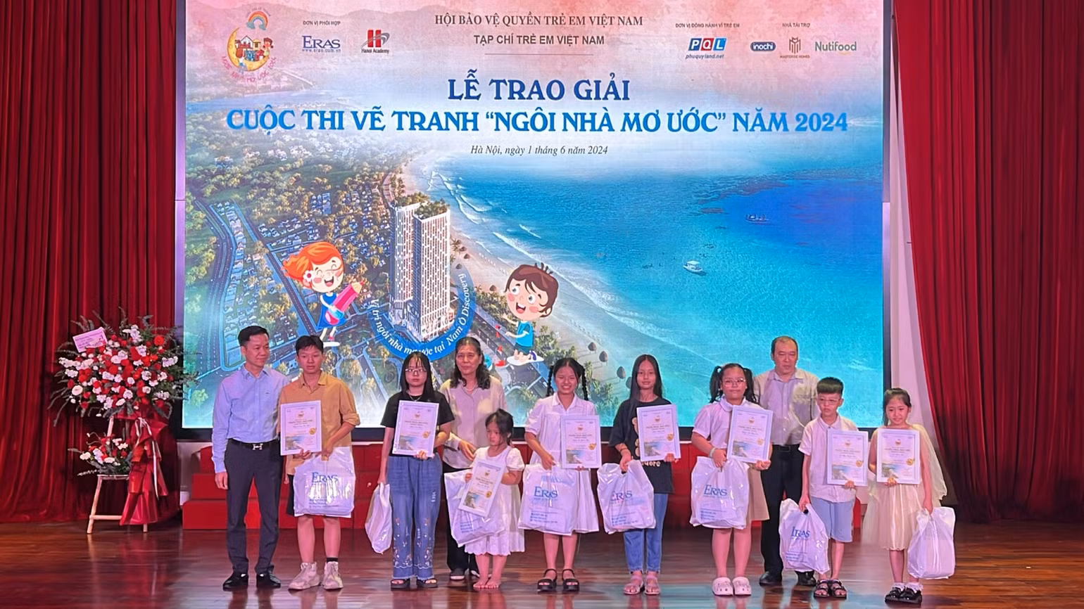 Các bạn học sinh đoạt giải Nhất cuộc thi. Các bạn học sinh đoạt giải Nhất cuộc thi.