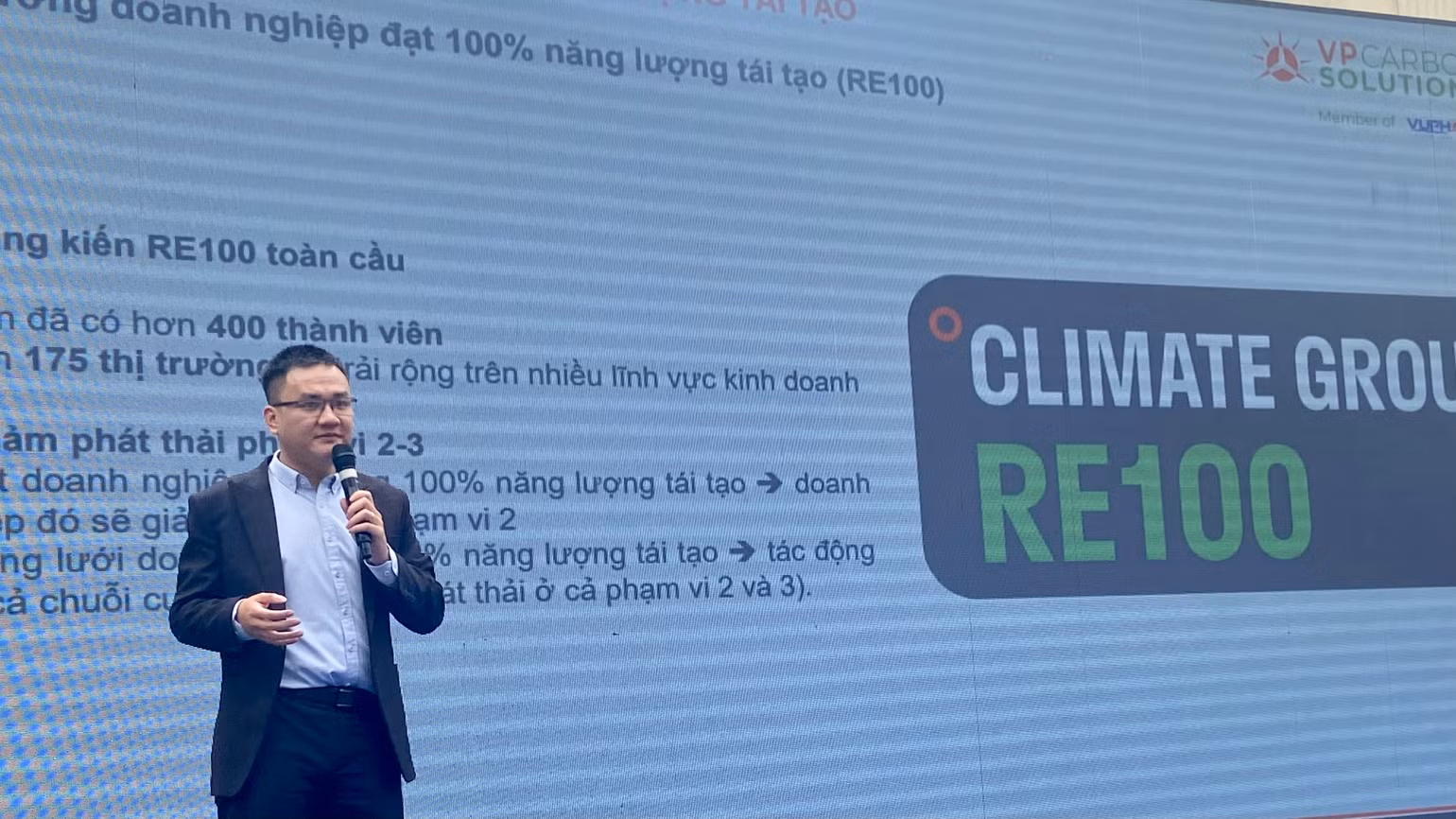 Đại diện các tổ chức, doanh nghiệp chia sẻ thông tin chi tiết về ngành năng lượng, cung cấp các cách sử dụng năng lượng tái tạo và tiết kiệm trong cuộc sống hằng ngày.