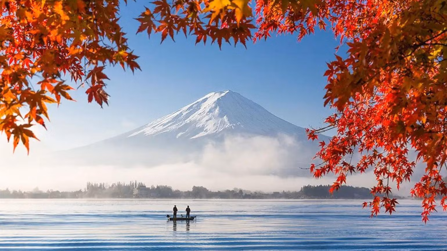 Khách du lịch tận hưởng mùa lá đỏ ở núi Phú Sĩ và Ngũ Hồ. (Ảnh: Traveloka) Khách du lịch tận hưởng mùa lá đỏ ở núi Phú Sĩ và Ngũ Hồ. (Ảnh: Traveloka)