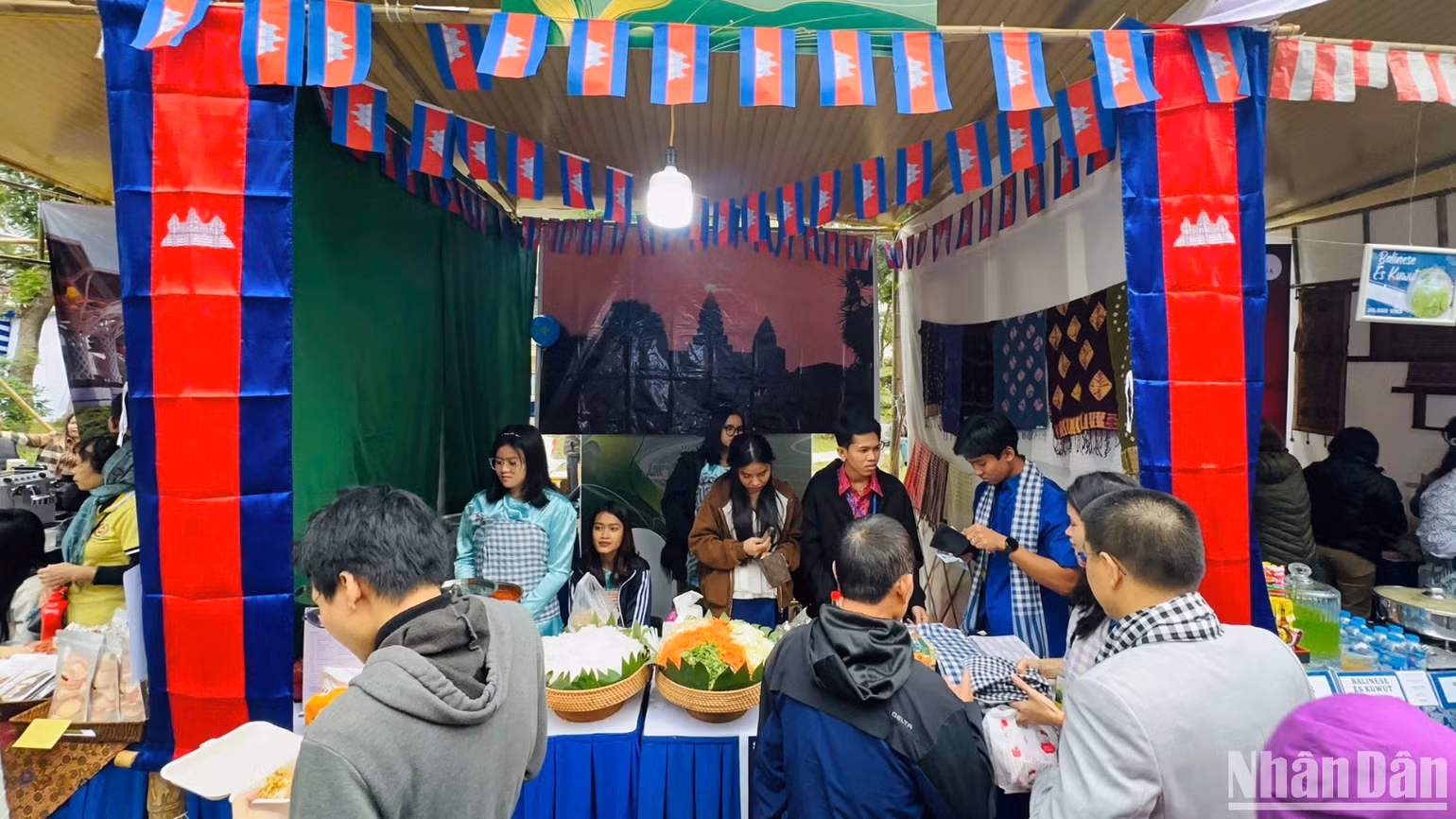Các gian hàng ẩm thực được trang trí bắt mắt, giới thiệu nhiều món ăn đặc sắc. Các gian hàng ẩm thực được trang trí bắt mắt, giới thiệu nhiều món ăn đặc sắc.