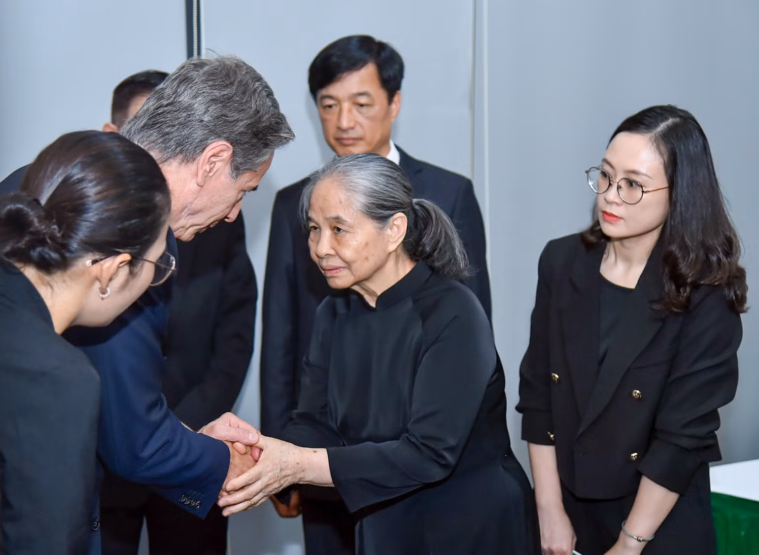 Ngoại trưởng Hoa Kỳ Antony Blinken chia buồn cùng Phu nhân Ngô Thị Mận. Ngoại trưởng Hoa Kỳ Antony Blinken chia buồn cùng Phu nhân Ngô Thị Mận.