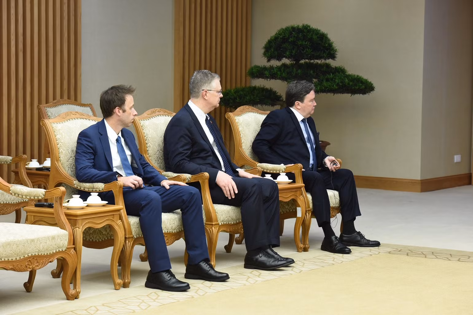 Các thành viên đi cùng đoàn với Ngoại trưởng Hoa Kỳ Antony Blinken tham dự buổi tiếp. Các thành viên đi cùng đoàn với Ngoại trưởng Hoa Kỳ Antony Blinken tham dự buổi tiếp.