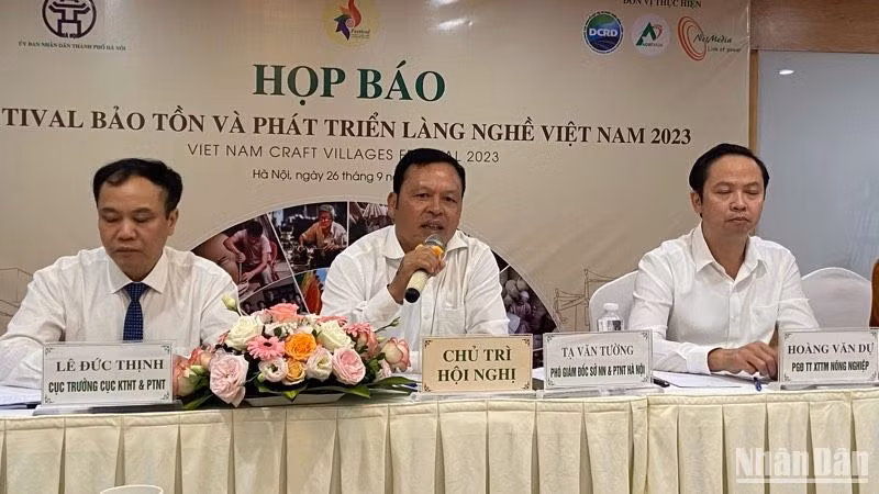 Phó Giám đốc Sở Nông nghiệp và Phát triển nông thôn Hà Nội Tạ Văn Tường phát biểu tại cuộc họp. Phó Giám đốc Sở Nông nghiệp và Phát triển nông thôn Hà Nội Tạ Văn Tường phát biểu tại cuộc họp.