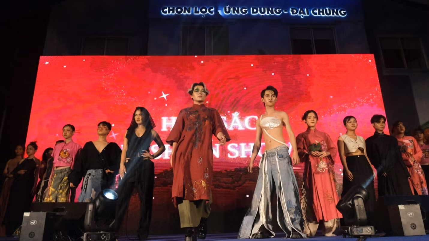 Fashion Show của Khoa Truyền thông số giành giải Nhất trong Đêm nhạc Hòa sắc. Fashion Show của Khoa Truyền thông số giành giải Nhất trong Đêm nhạc Hòa sắc.